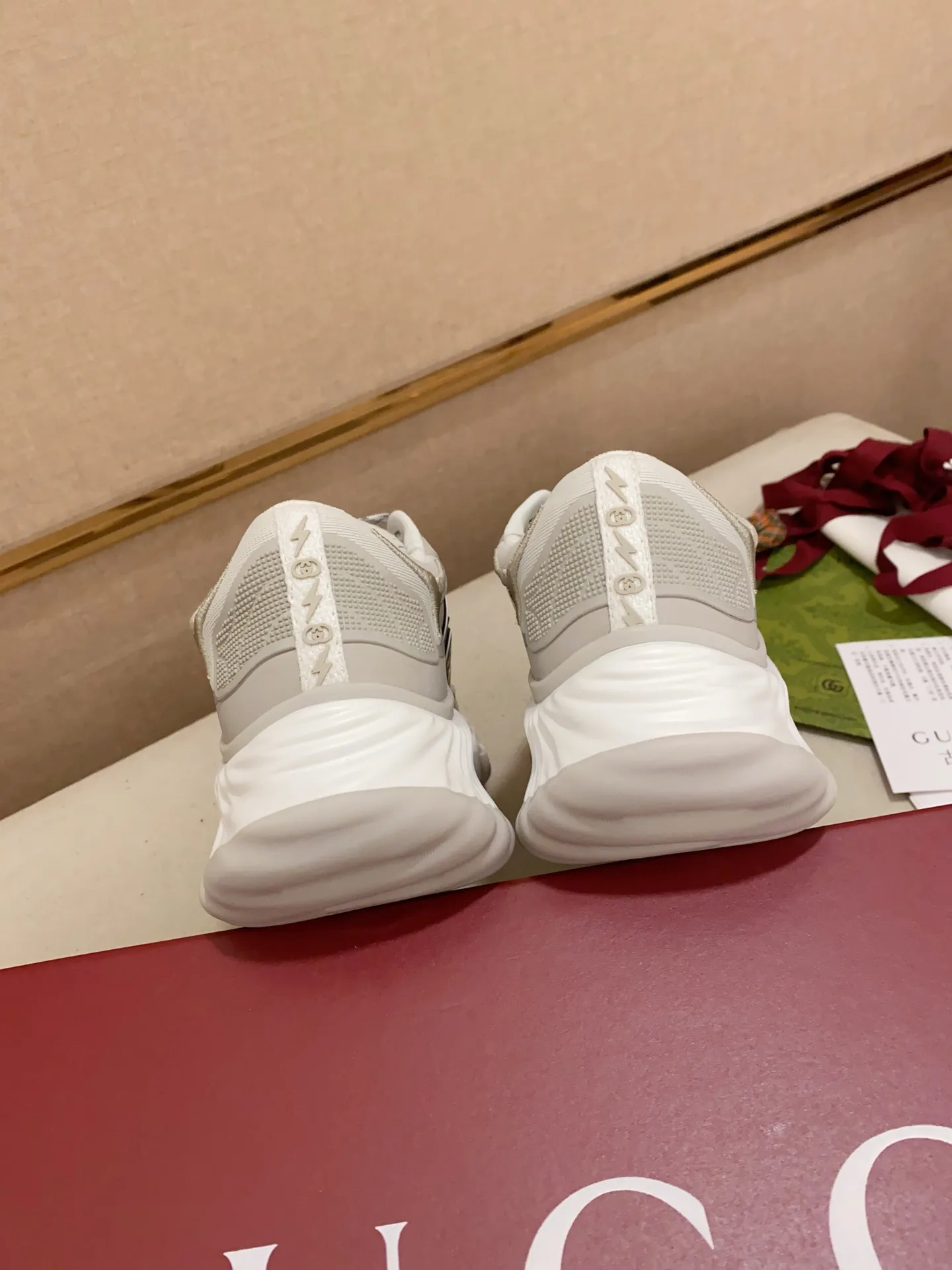 Men's shoes💰: 840💰High version of Gucci series couple's thick-soled sneakers! Gucci Gucci wave shoes Gucci's new designer has brought a new design, with a more comfortable foot feel and a new wave design. GUCCI's new Ripple wave shoes have an upper made of soft nappa leather and mesh. The foamed TPU midsole provides excellent comfort and feels like falling into the clouds. This new sports shoe adopts a thick-soled design, with a stitched leather upper and mesh, showing a full sense of technology. The two major brand logo details, the 3D-effect interlocking Double G leather patch and the Gucci letter metal hardware, inject a dazzling texture into the overall design. These shoes are crafted from silver metallic leather. Silver metallic leather, leather piping mesh details, Gucci lettering metal hardware, interlocking double G patch, lightweight rubber sole, top stitching and comes with a pair of shoelaces. Size: Women's 35-40 (can be customized to 34.41).        Male 39-44 (38.45 can be customized).